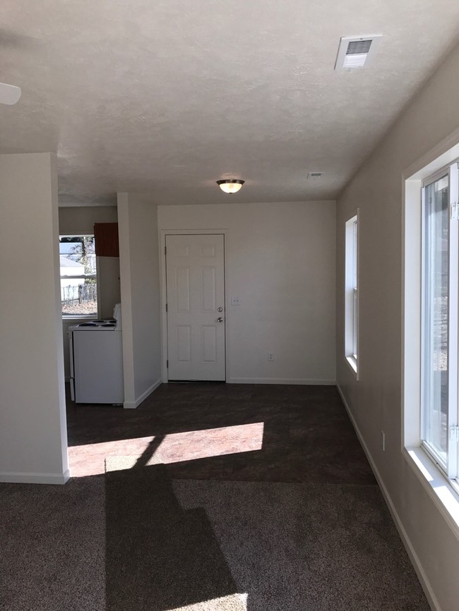 Building Photo - New 3 bed/1 bath duplex for rent!