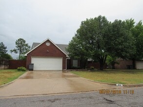 Building Photo - 2419 NE 9th St