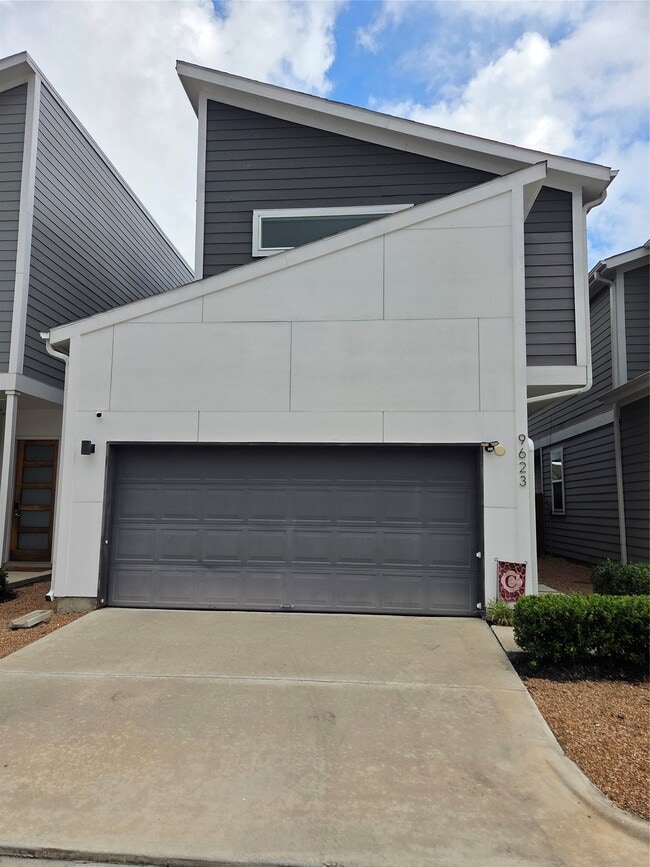 Building Photo - 9623 Habitat St