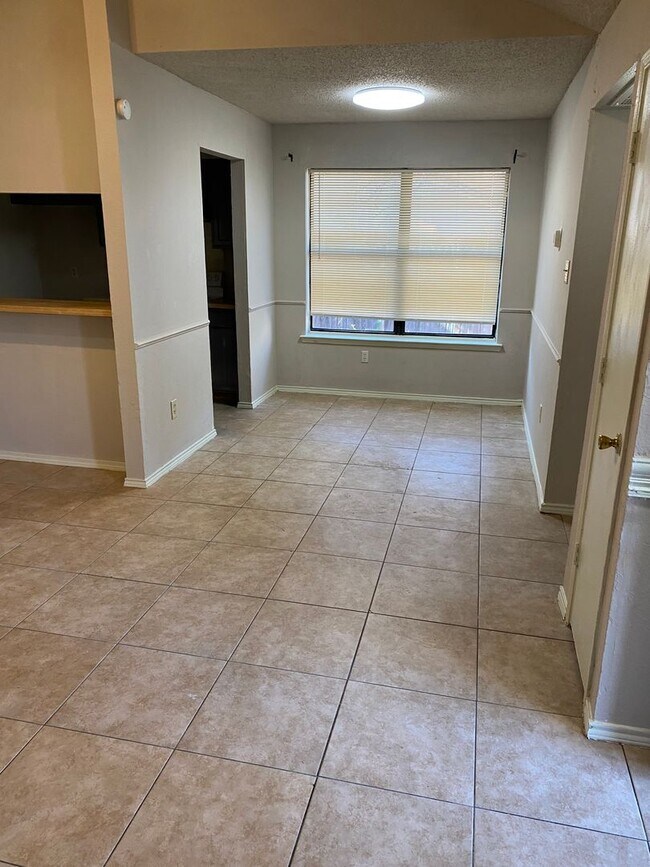 Foto del edificio - 714 Woodland Ct