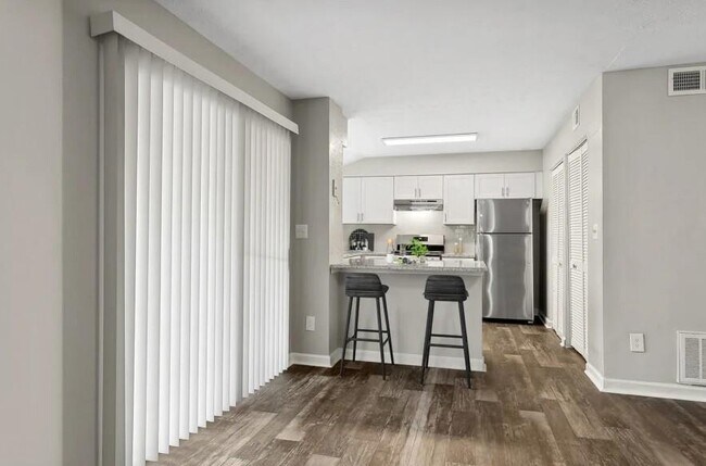 Building Photo - 7600 Roswell Rd