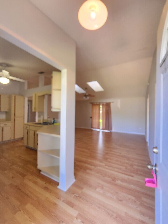Building Photo - 3 Bedroom 2 Bath Single Family Home in Sou...