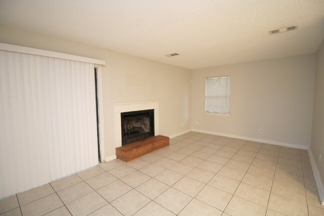 Building Photo - Spacious 3-Bedroom Duplex with Garage in N...