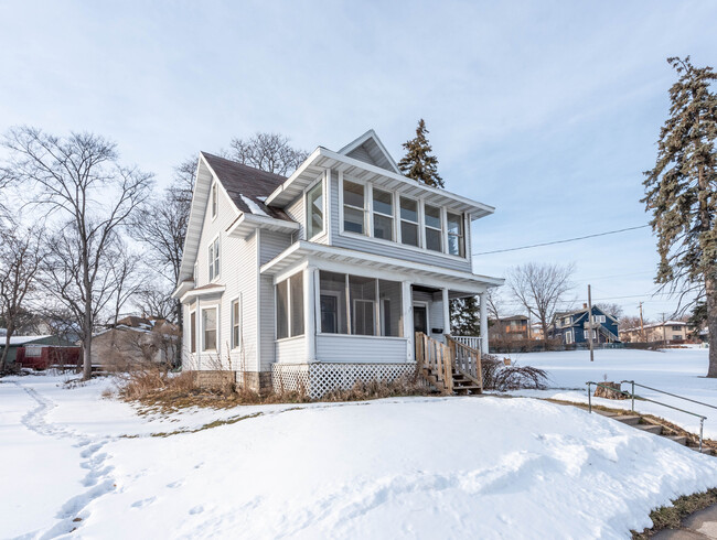 Building Photo - 199 James Ave N