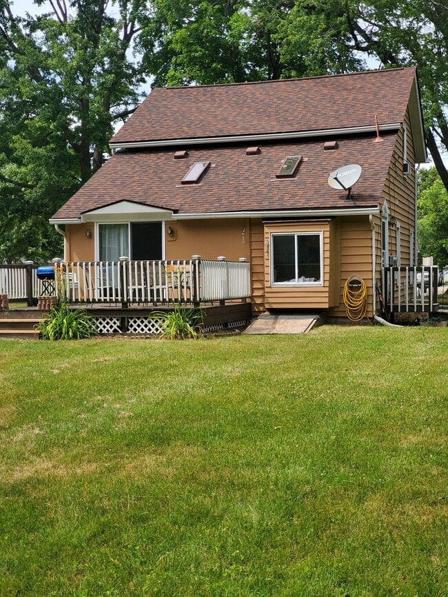 Building Photo - 3 BEDROOM, TWO STORY HOUSE IN DOWNTOWN HOW...