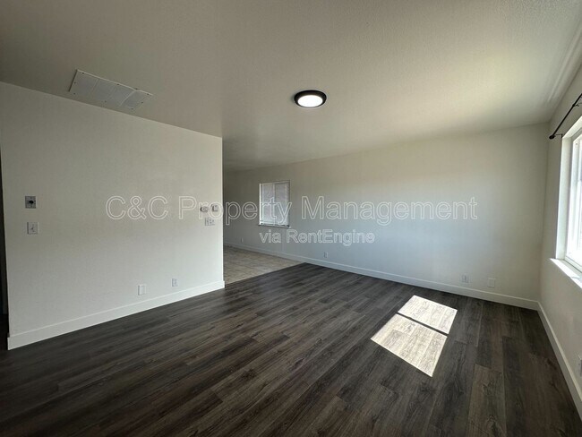 Foto del edificio - 21490 Bear Valley Rd
