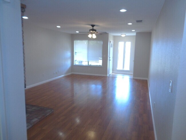 Foto del edificio - COMING SOON!!! Spacious 3 Bedroom Duplex