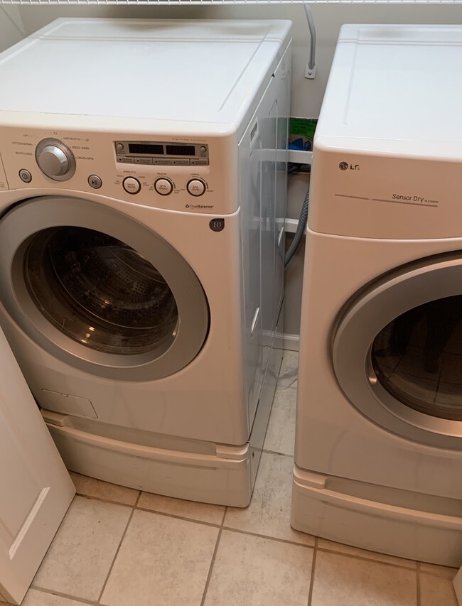 Includes a washer and dryer - 569 Parkvue Village Way