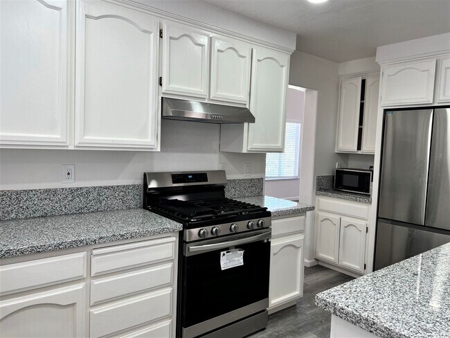 Building Photo - Newly renovated home