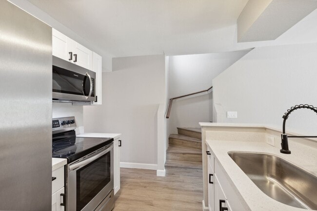 Building Photo - DOWNTOWN MESA APARTMENT!