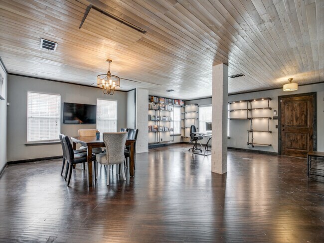 Building Photo - 908 W Mulberry Ave
