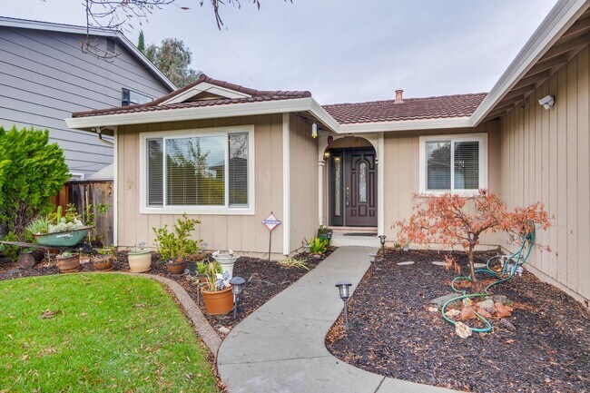 Building Photo - Warm and Inviting 3 bedroom, 2 Bath Home