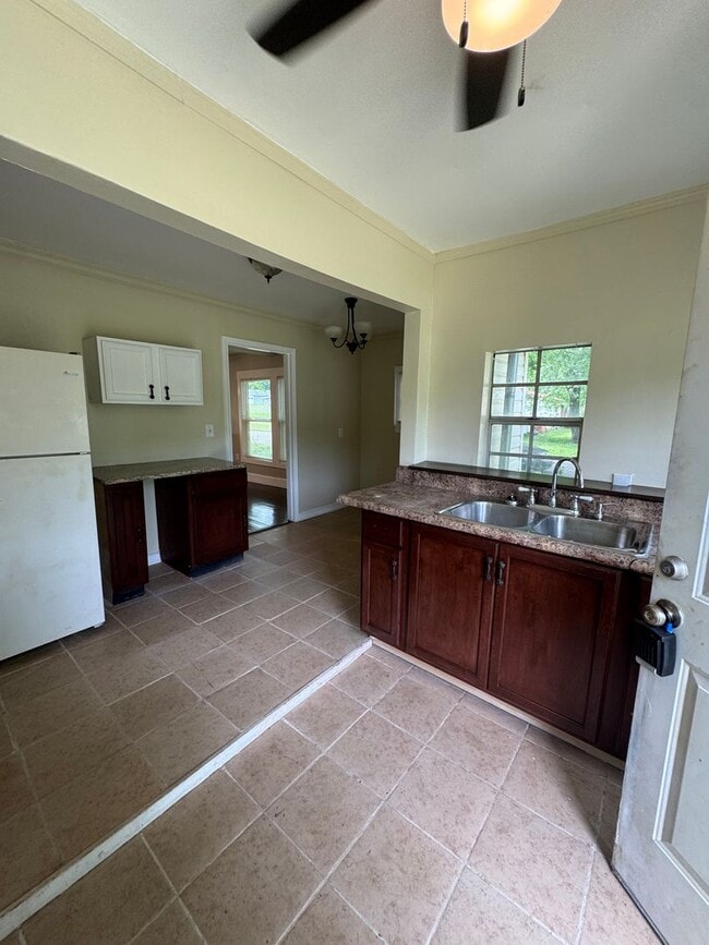 Building Photo - Cute & Comfortable Living in the Lookout M...