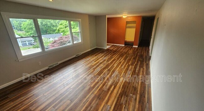 Foto del edificio - 95 Eastwood Ln