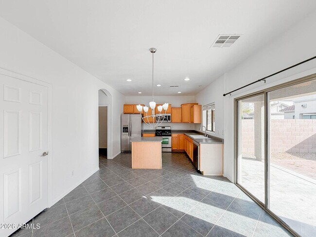 Foto del edificio - 1009 E IRIS Dr