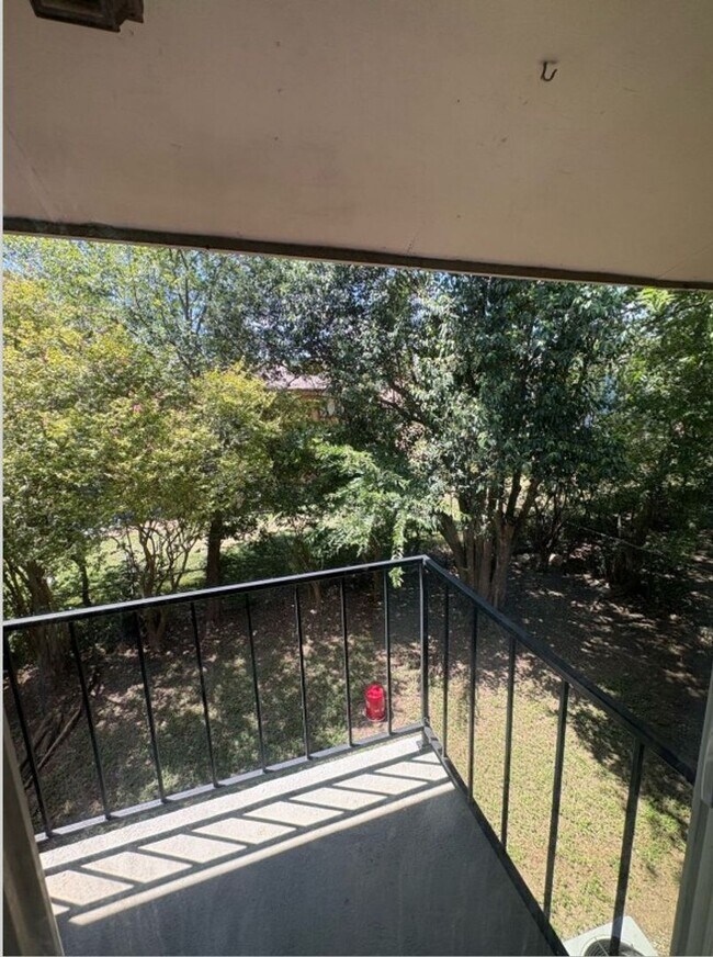 Foto del edificio - 204 W Mockingbird Ln