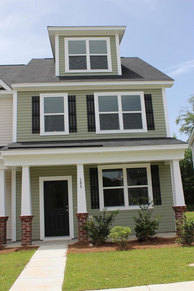 Foto del edificio - Sun-Filled 3-Story End-Unit Townhome with Fenced Yard, Storage & Resort-Style Pool