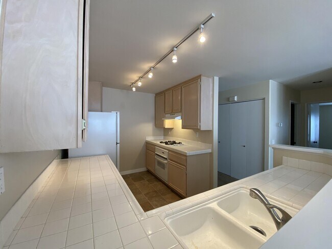 Building Photo - 423 Sanibelle Cir