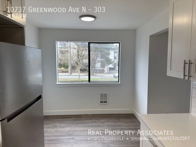 Building Photo - 10737 Greenwood Ave N