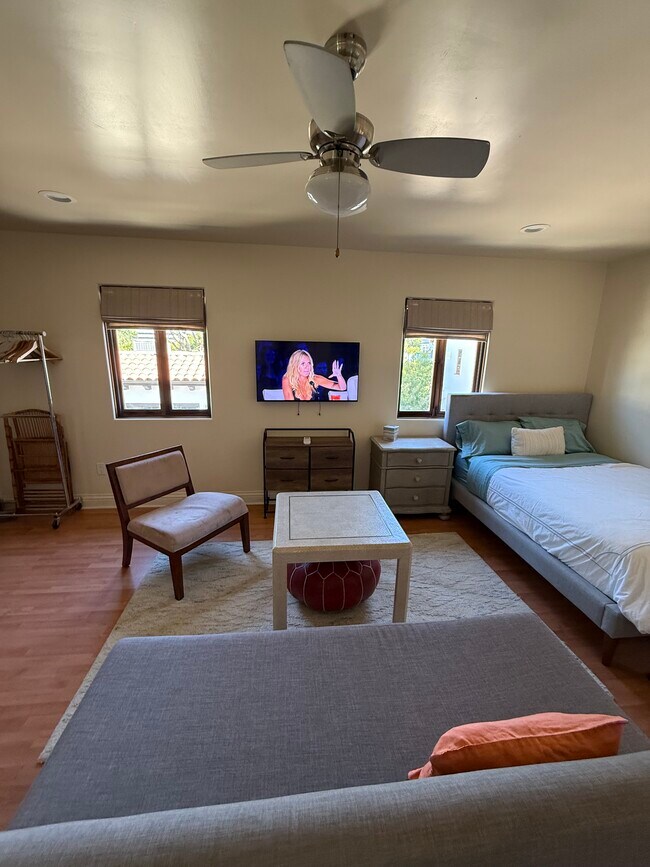 Sala de estar y cama de tamaño completo - 12254 Darlington Ave