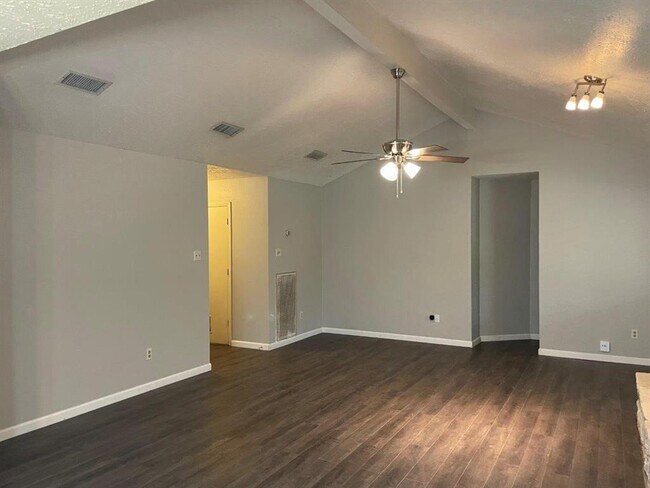 Foto del edificio - 17214 Modbury Dr