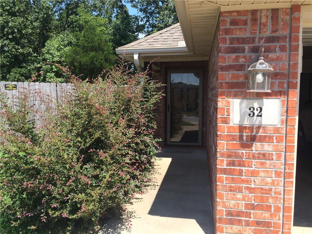 32 S Woodsprings Dr, Fayetteville, AR 72701 Townhome Rentals in