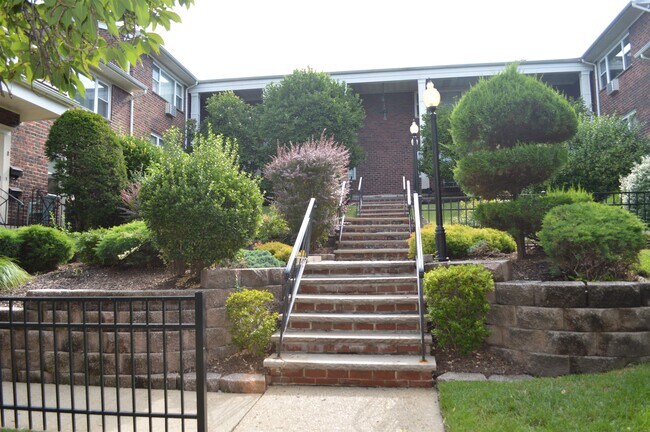 Building Photo - 455 Fairview Ave