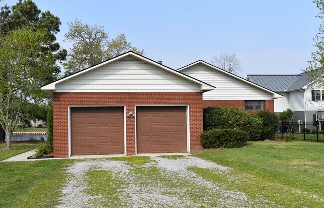 Foto del edificio - Great Waterfront Brick Home