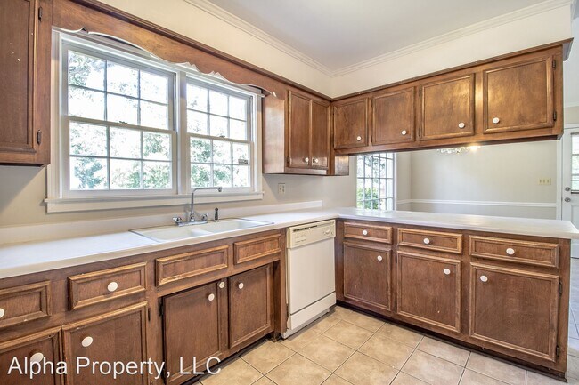 Building Photo - 4 br, 2.5 bath House - 2 Westover Place
