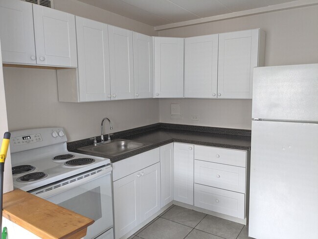 Building Photo - 6160 N Damen Ave