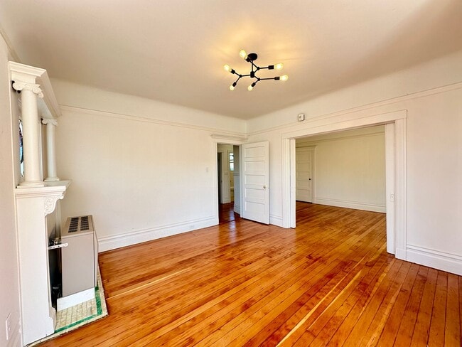 Building Photo - Beautiful & Spacious, Newly Updated 1 Bedr...