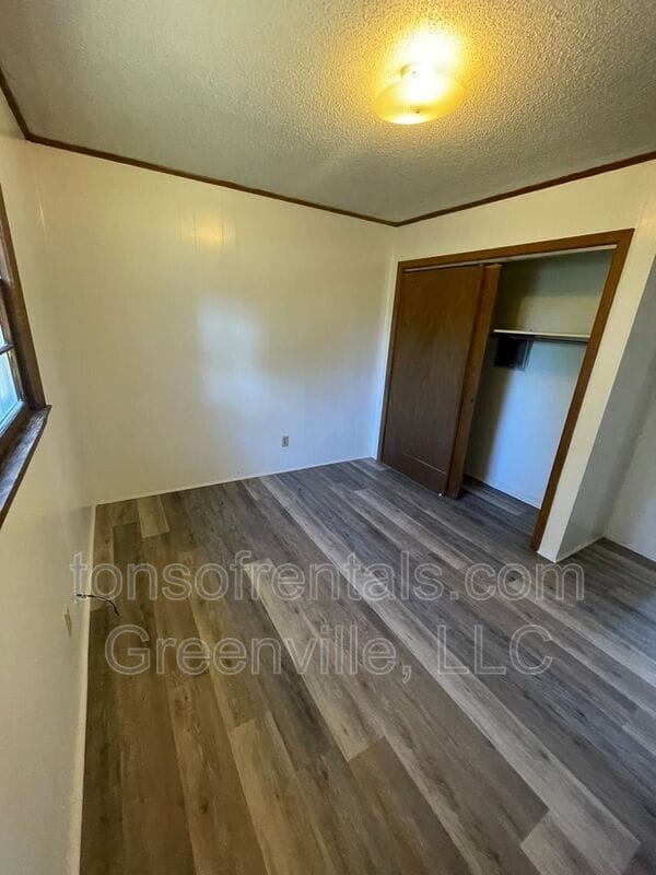 Building Photo - 214 Oakway Ave