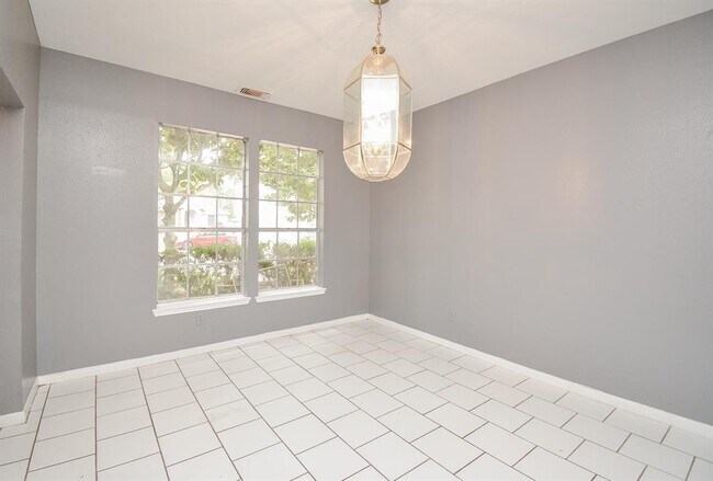 Building Photo - 919 Turtle Creek Dr