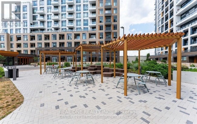 Building Photo - 7950-7950 Bathurst St