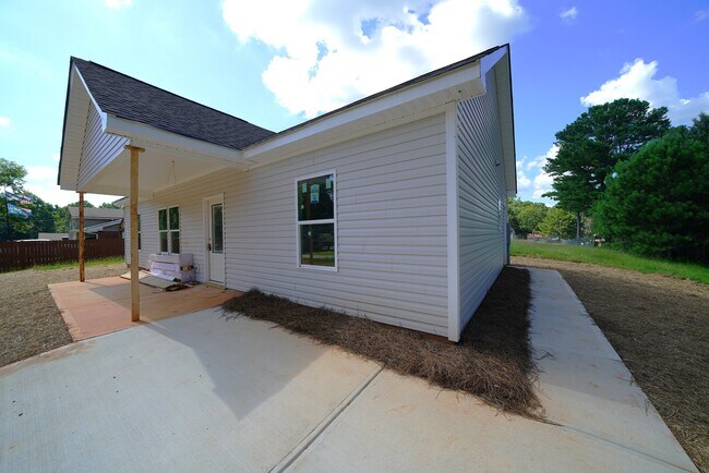 Building Photo - 400 Henson Cir