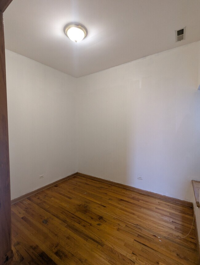 Foto del edificio - 3212 W Warren Blvd
