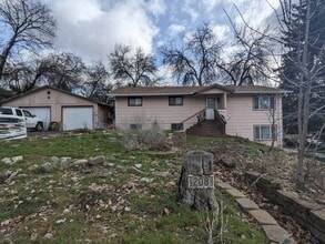 Building Photo - 206 Cherry St