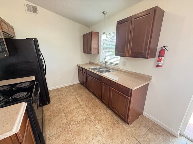 Building Photo - Charming 3/2 home