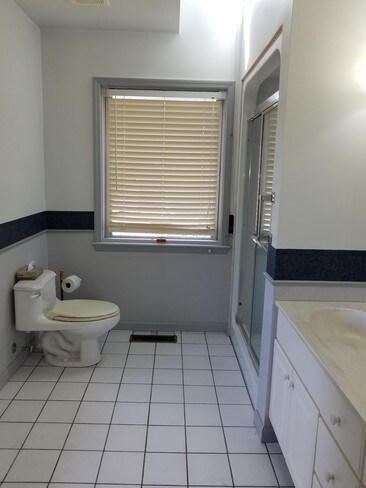 Master bath. - 347 Southfork Dr.