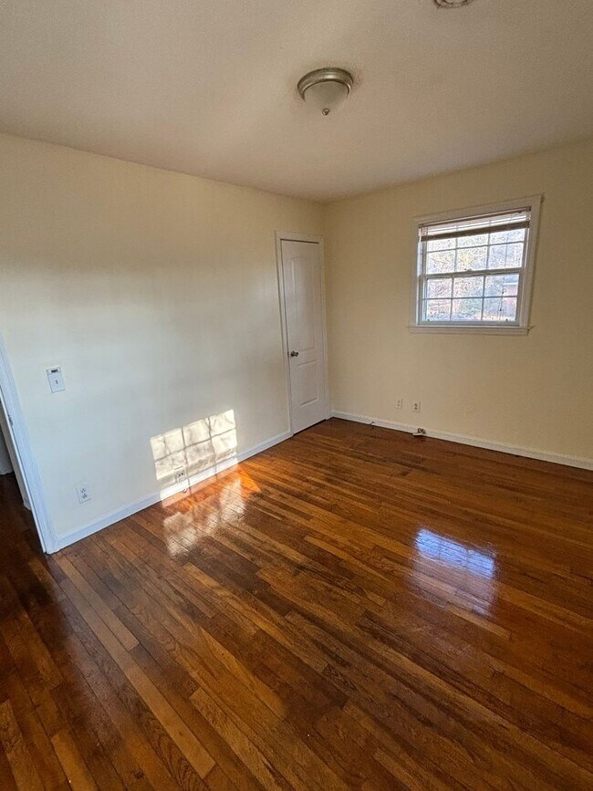 Building Photo - Charming 3 Bed, 1 Bath Home | Available June 22