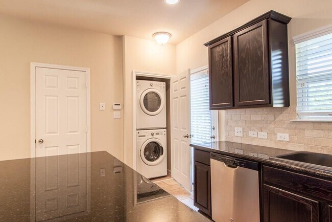 Foto del edificio - 636 Lookout Tree Ln