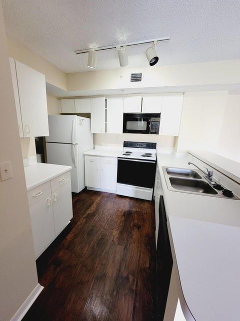 Building Photo - 2640 S University Dr