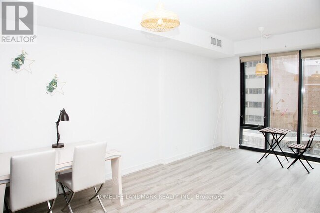 Photo du bâtiment - 28 Wellesley St E