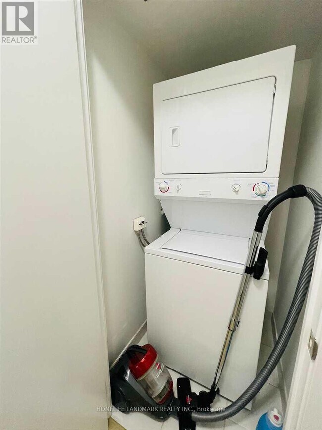 Photo du bâtiment - 4 Spadina Ave.