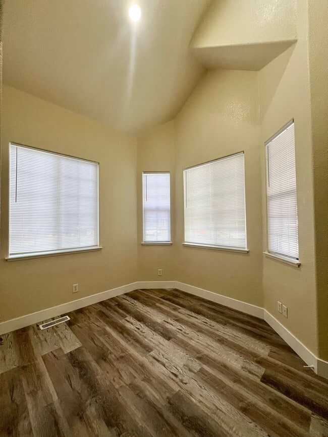 Building Photo - Come check out this lovely 3 bedroom 3 bath home Conveniently located near the Marlow Shopping ce...