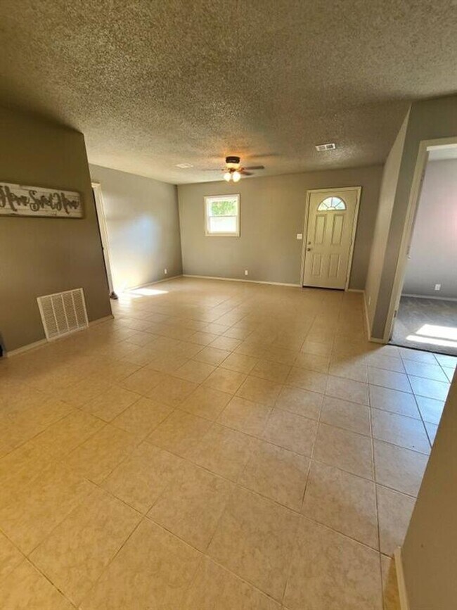 Foto del edificio - Charming 3BR, 1.5BA Rental in Anderson, MO – Pet-Friendly Haven!