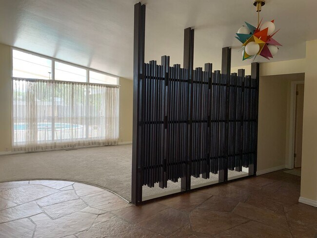 Building Photo - 4 Bedroom, 4 Bath & swimming pool!