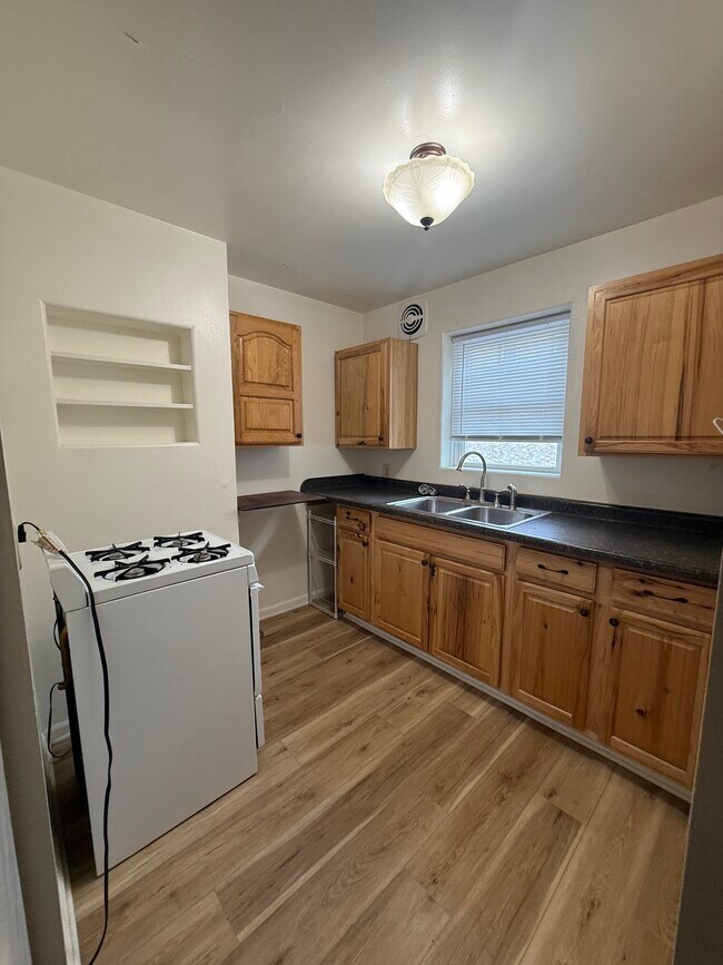 cocina - 503 N Riverview Dr