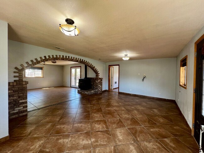 Foto del edificio - Non-Refundable & Security Deposit Total: $...