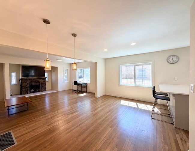 Building Photo - 557 S University Blvd